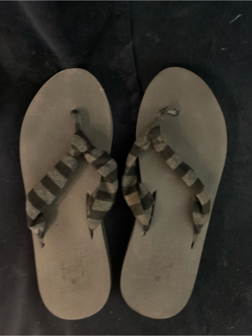 Kuailu flip-flops.